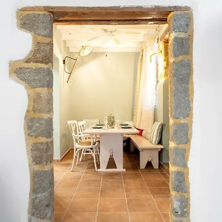 A33 Rhodes Old Town House