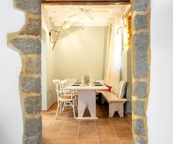 A33 Rhodes Old Town House